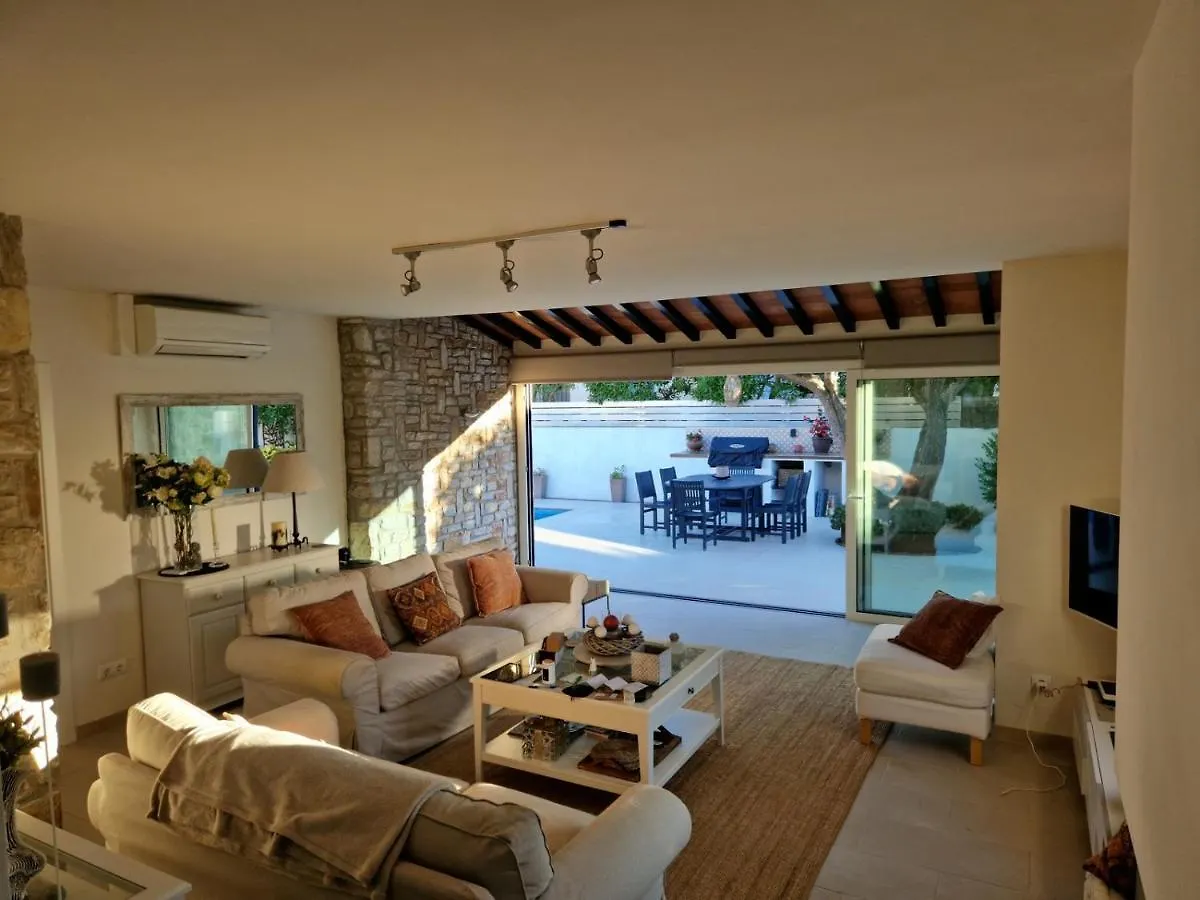 Villa Casa Cis カレリャ・デ・パラフルジェリ