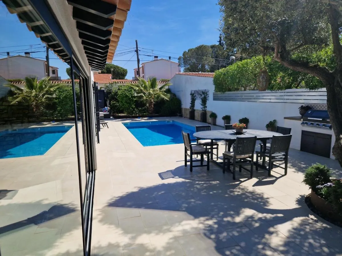 Villa Casa Cis カレリャ・デ・パラフルジェリ